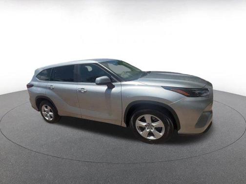 Celestial Silver Metallic 2025 Toyota Highlander LE