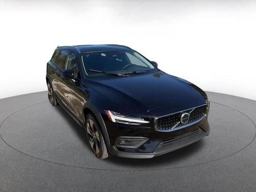 2025 Volvo V60 Cross Country B5 Plus