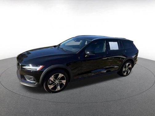 2025 Volvo V60 Cross Country B5 Plus