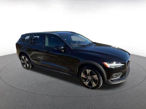 2025 Volvo V60 Cross Country B5 Plus