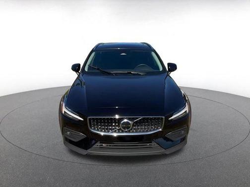 2025 Volvo V60 Cross Country B5 Plus