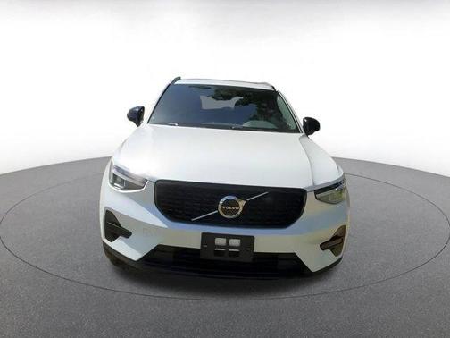 2024 Volvo XC40 CORE