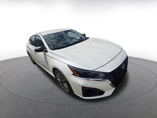 Pearl White Tricoat 2025 Nissan Altima SV FWD