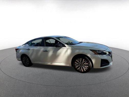 Glacier White 2025 Nissan Altima SV FWD