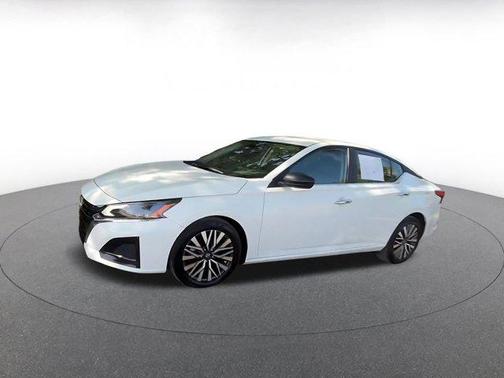 Glacier White 2025 Nissan Altima SV FWD