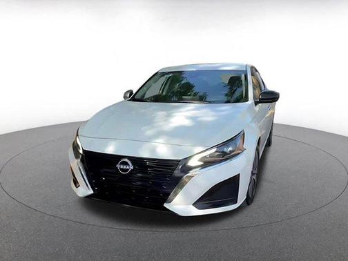 Glacier White 2025 Nissan Altima SV FWD