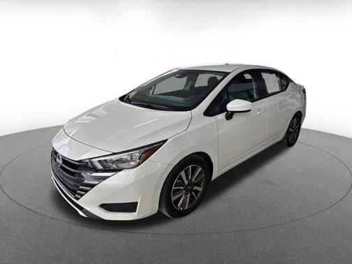 Aspen White Tricoat 2025 Nissan Versa 1.6 SV