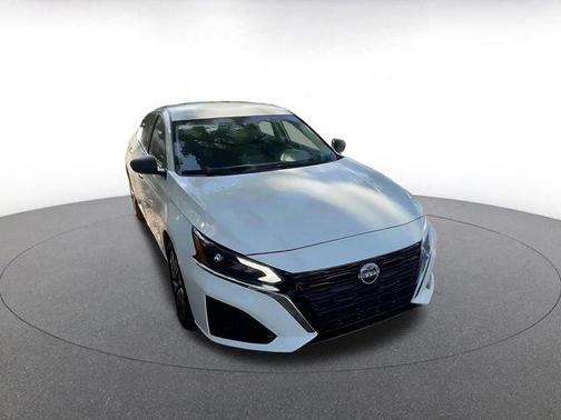 Glacier White 2025 Nissan Altima SV FWD