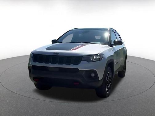 Silver Zynith Metallic Clearcoat 2025 Jeep Compass Trailhawk