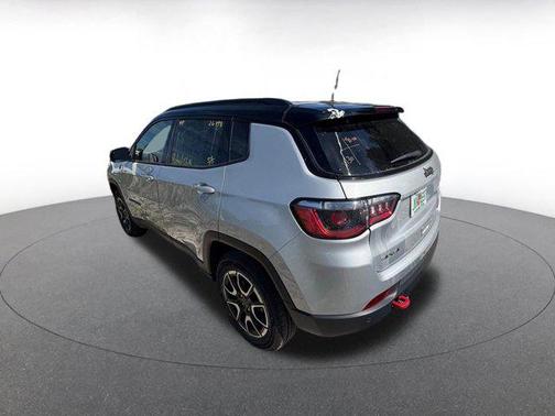 Silver Zynith Metallic Clearcoat 2025 Jeep Compass Trailhawk