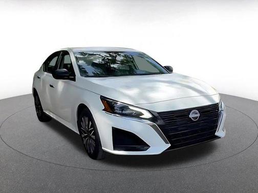 Glacier White 2025 Nissan Altima SV FWD