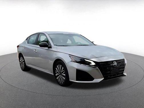 Brilliant Silver Metallic 2025 Nissan Altima SV FWD