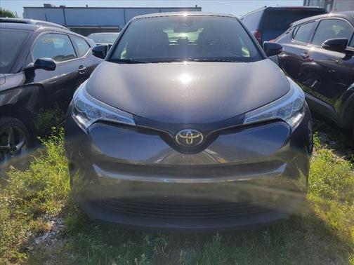 Photo 2 of 5 of 2019 Toyota C-HR LE