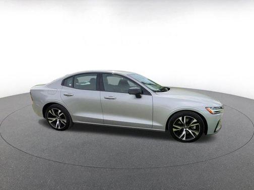 2024 Volvo S60 B5 Core Dark Theme