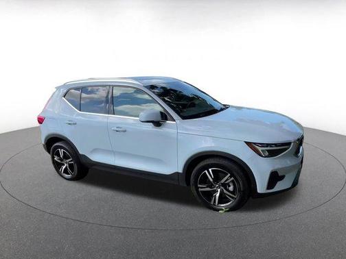 2024 Volvo XC40 CORE