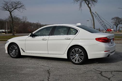 Photo 3 of 48 of 2018 BMW 530 i xDrive
