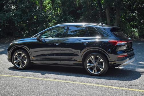 2022 Audi e-tron Premium Plus