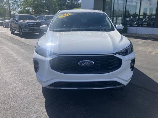 Star White Metallic Tri-Coat 2023 Ford Escape ST-Line Elite