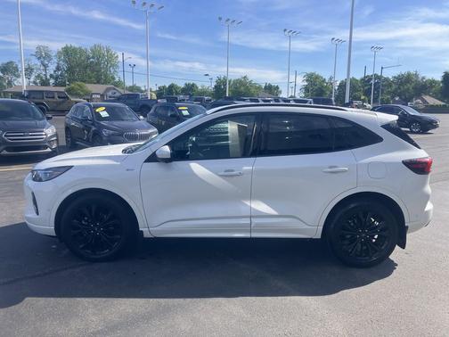 Star White Metallic Tri-Coat 2023 Ford Escape ST-Line Elite