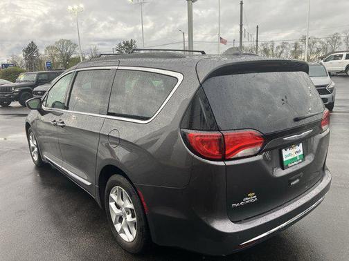 Granite Crystal Metallic Clearcoat 2017 Chrysler Pacifica Touring-L