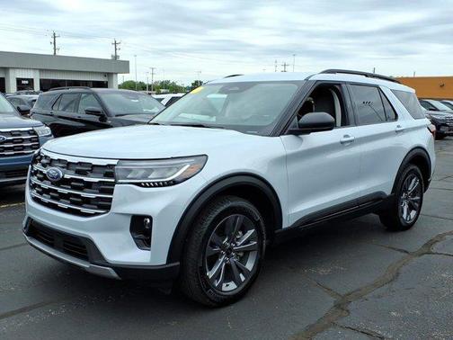Space White Metallic 2026 Ford Explorer Active