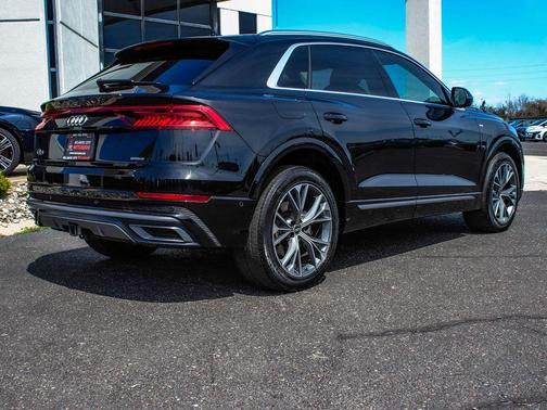 Mythos Black Metallic 2023 Audi Q8 55 Premium Plus