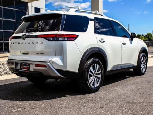 2023 Nissan Pathfinder SL 4WD