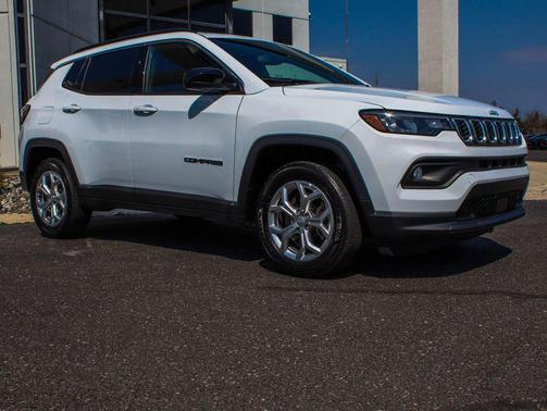 Bright White Clearcoat 2024 Jeep Compass Latitude