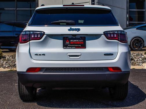 Bright White Clearcoat 2024 Jeep Compass Latitude