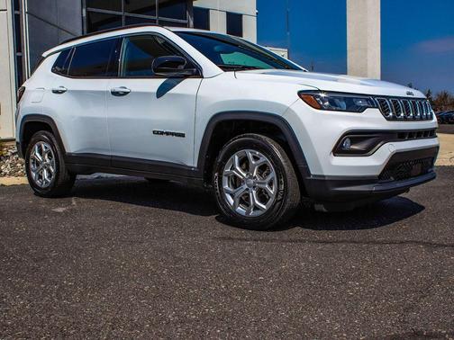 Bright White Clearcoat 2024 Jeep Compass Latitude