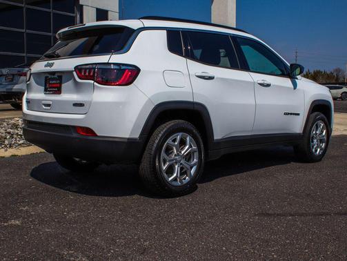 Bright White Clearcoat 2024 Jeep Compass Latitude