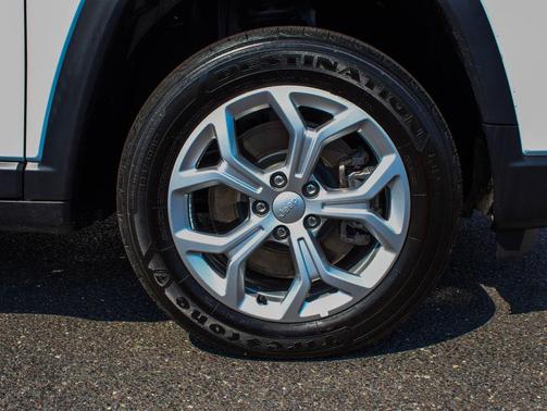 Bright White Clearcoat 2024 Jeep Compass Latitude