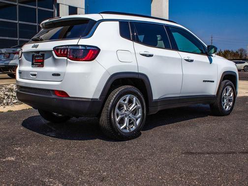 Bright White Clearcoat 2024 Jeep Compass Latitude