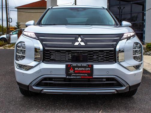 White Diamond 2026 Mitsubishi Outlander SE