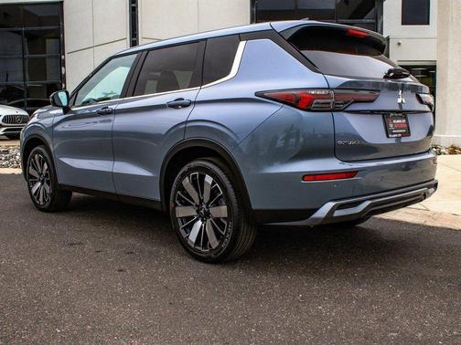 Moonstone Gray Metallic 2026 Mitsubishi Outlander SE 1.5T S-AWC