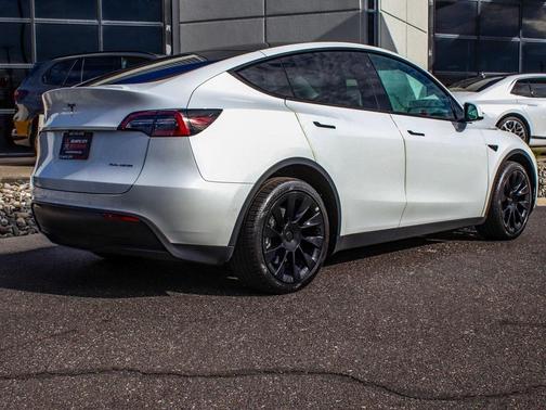 2022 Tesla Model Y Long Range Dual Motor All-Wheel Drive