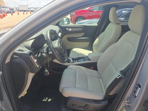 2024 Volvo XC40 B5 Plus Bright Theme