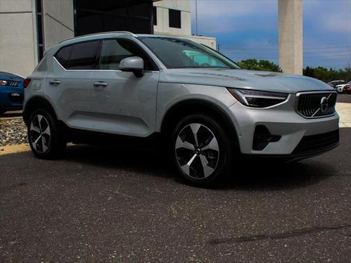 2024 Volvo XC40 B5 Plus Bright Theme