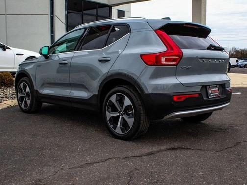 2024 Volvo XC40 B5 Plus Bright Theme