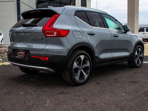 2024 Volvo XC40 B5 Plus Bright Theme