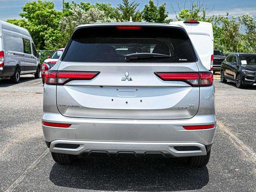 Alloy Silver Metallic 2024 Mitsubishi Outlander SE S-AWC