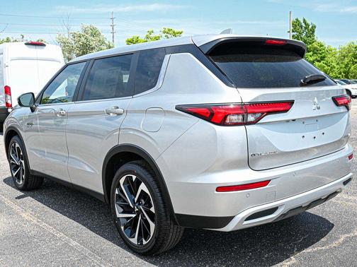 Alloy Silver Metallic 2024 Mitsubishi Outlander SE S-AWC
