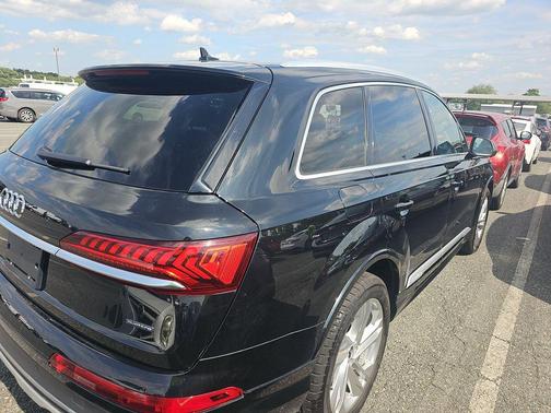 Mythos Black Metallic 2022 Audi Q7 55 Premium Plus