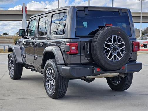 2025 Jeep Wrangler 4-Door Sahara 4x4