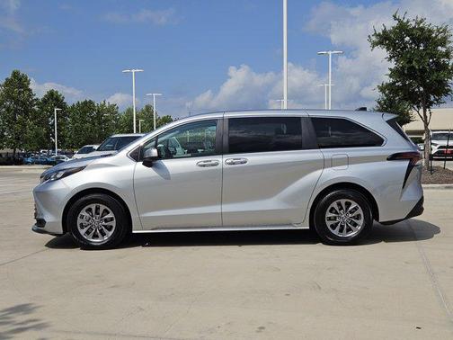 2024 Toyota Sienna LE