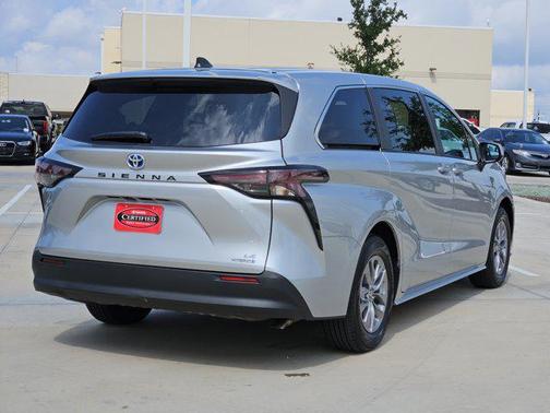 2024 Toyota Sienna LE