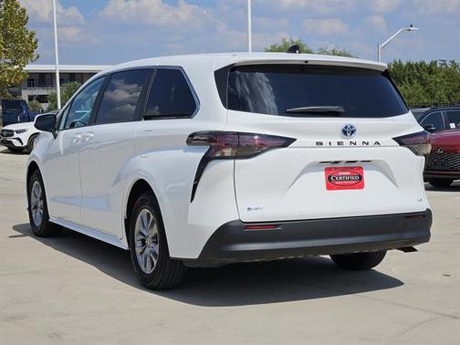 2025 Toyota Sienna LE