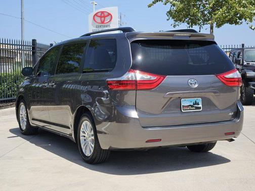 2017 Toyota Sienna XLE