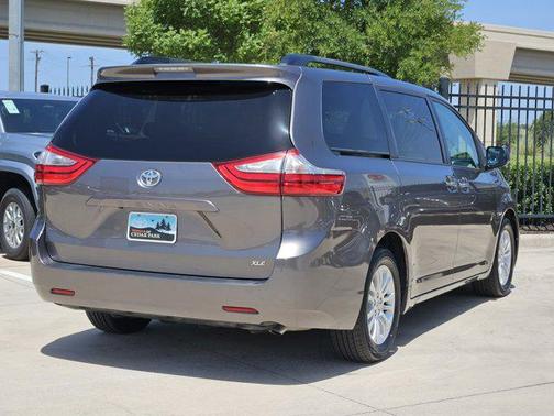 2017 Toyota Sienna XLE