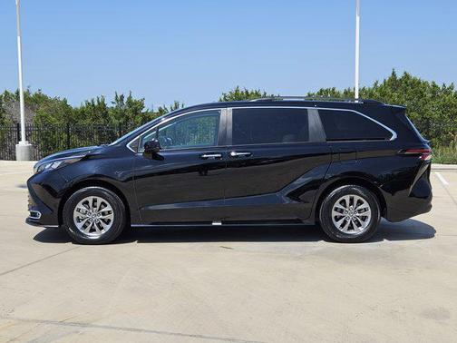 2024 Toyota Sienna XLE 8 Passenger